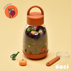  ÖOCI Sensoryczna butelka skarbów - Mini Ogród