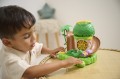chłopiec bawi się domkiem Klorofil